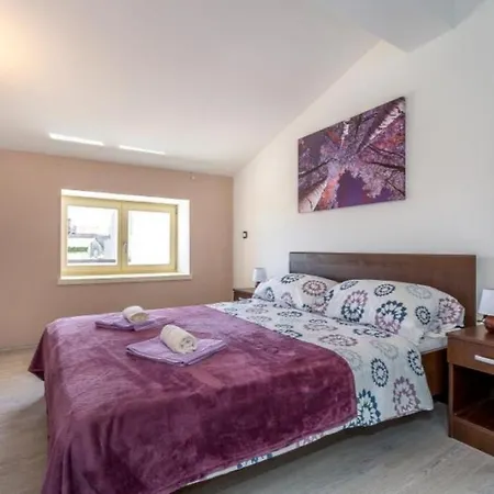 Wunderschoene Mit Privatem Pool, Klima, Wlan