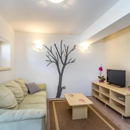 Wunderschoene Mit Privatem Pool, Klima, Wlan